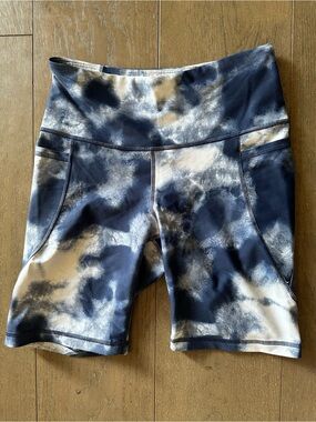 Old Navy Powersoft Biker Shorts
Blue / White Abstract Tie Dye Print
Women’s